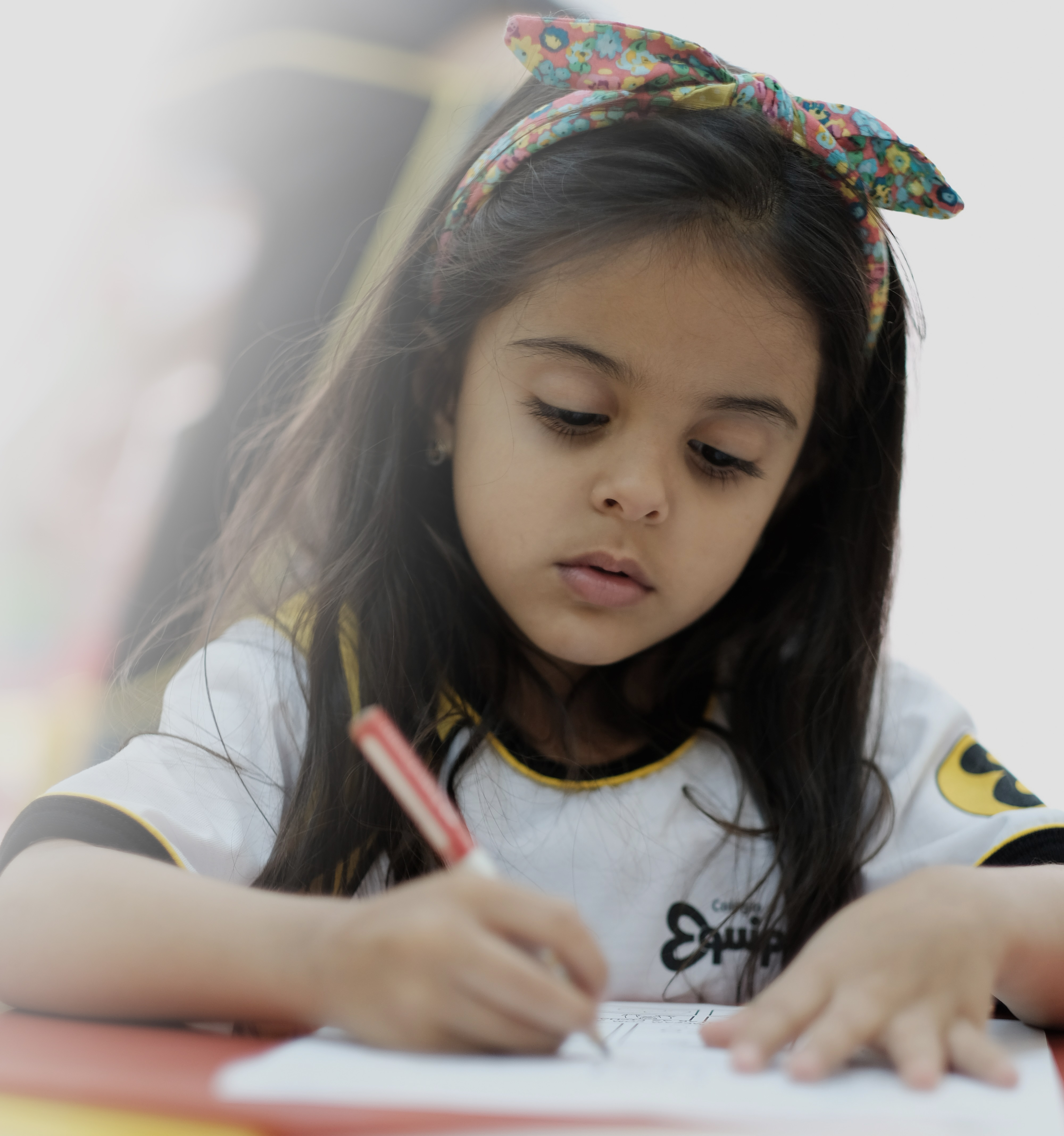 alunas olhando para o livro