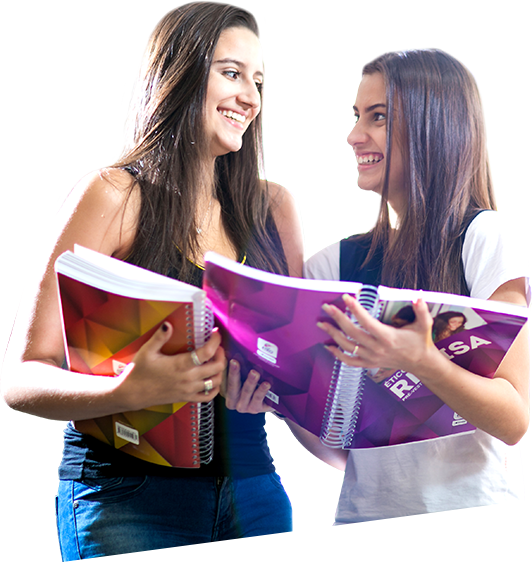 alunas olhando para o livro
